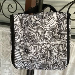 💥 NIP Hanging Traveler Case (8161) in Garden Sketch print Retails for $35